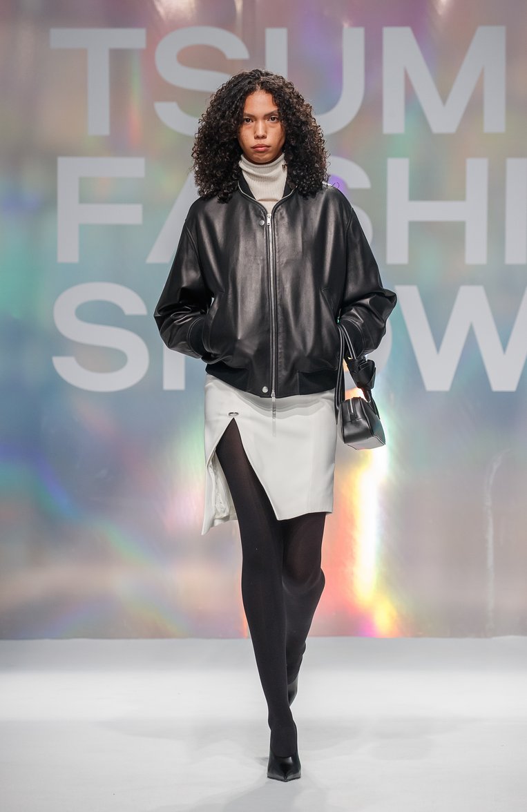 Женский кожаный бомбер JIL SANDER черного цвета, арт. J04BN0104-J07173 | Фото 8 (Рукава: Длинные; Материал подклада: Хлопок; Материал внешний: Натуральная кожа; Длина (верхняя одежда): Короткие; Стили: Минимализм; Кросс-КТ: Легкие, Куртка)