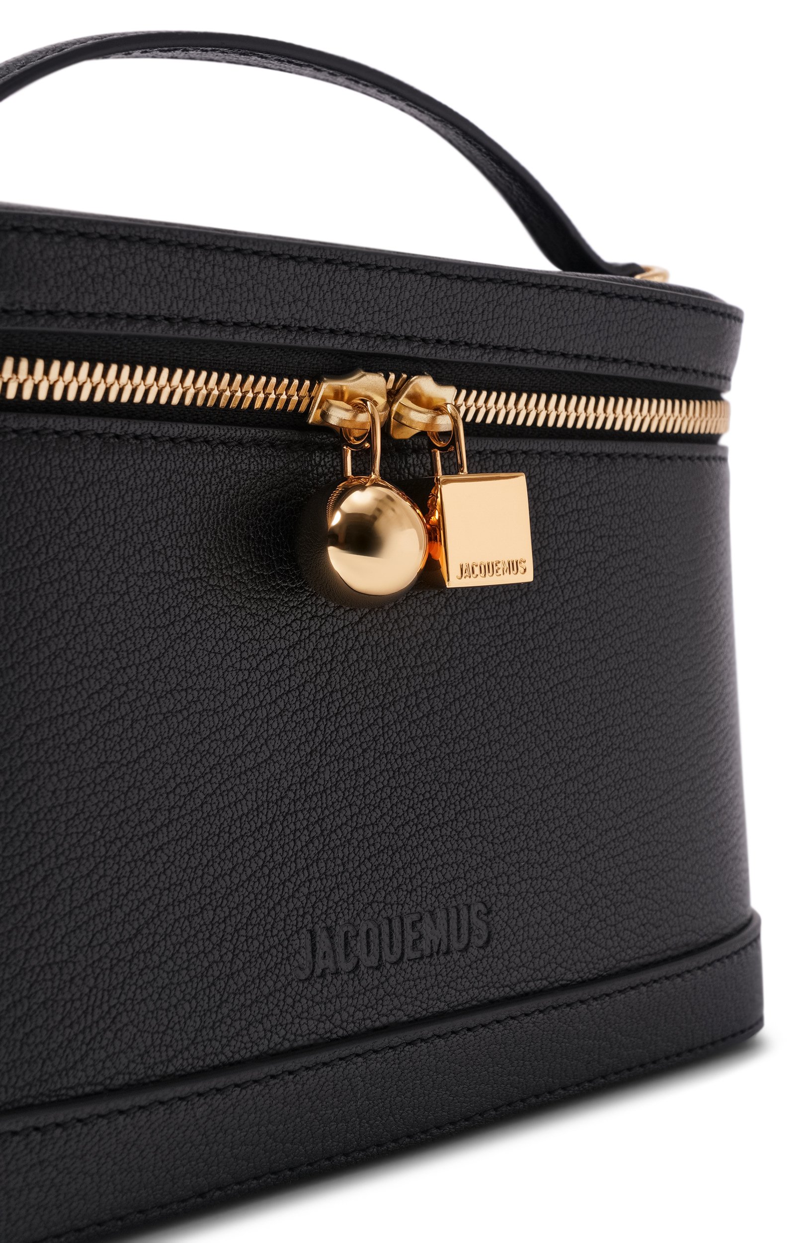 Сумка le petit vanity JACQUEMUS черного цвета по цене 156000 руб., арт. 26HBAW00479/AC03G02, фото 6 Сумка le petit vanity JACQUEMUS, арт. 26HBAW00479/AC03G02, фото 6