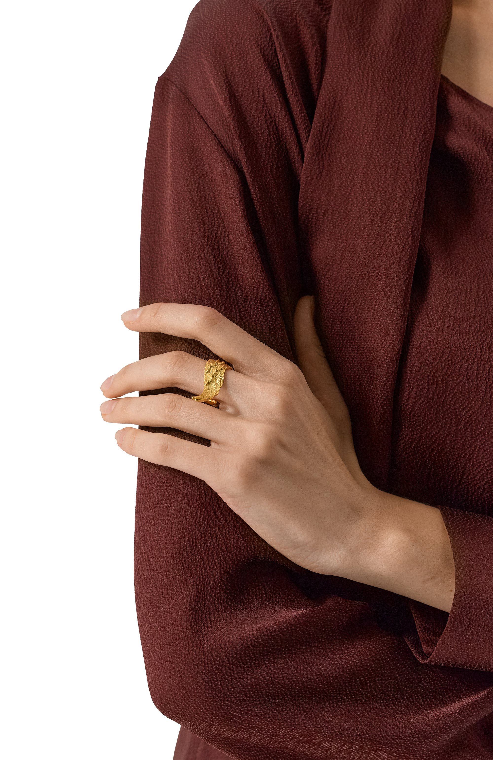 Кольцо-крыло drowning to embrace CAVIAR JEWELLERY золотого цвета по цене 14900 руб., арт. DTE010, фото 2 Кольцо-крыло drowning to embrace CAVIAR JEWELLERY, арт. DTE010, фото 2