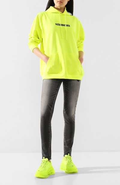 Худи VETEMENTS желтого цвета по цене 49350 руб., арт. SS20TR311 1620/W/FLU0 YELL0W, фото 2 Худи VETEMENTS, арт. SS20TR311 1620/W/FLU0 YELL0W, фото 2