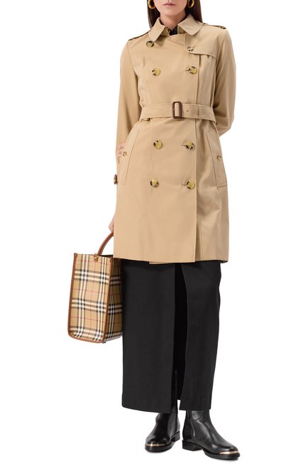 Женский хлопковый тренч BURBERRY бежевого цвета, арт. 8079404 | Фото 2 (Материал внешний: Хлопок; Длина (верхняя одежда): До середины бедра; Материал подклада: Хлопок; Драгоценные камни: Проставлено; Рукава: Длинные; Материал сплава: Проставлено)