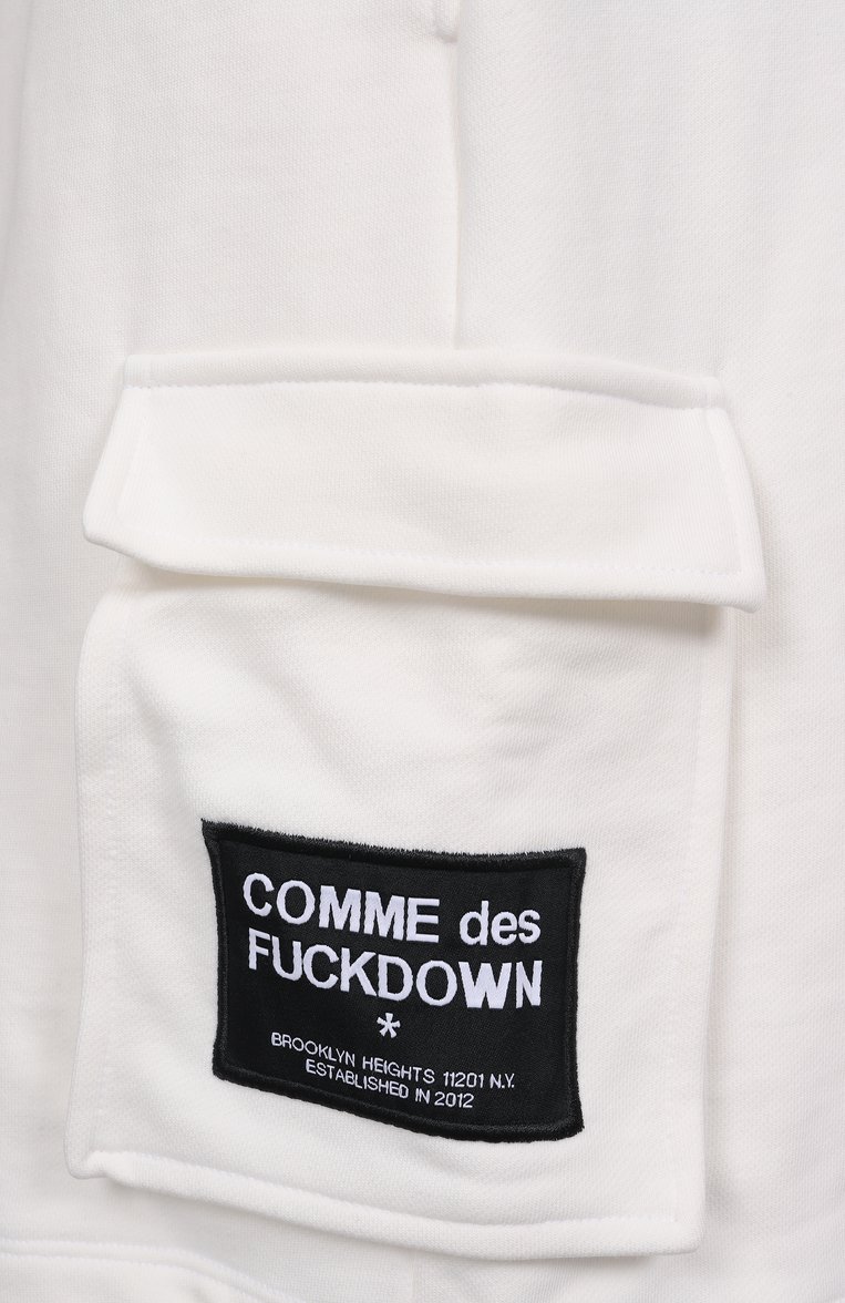 Мужские хлопковые шорты COMME DES FUCKDOWN белого цвета, арт. CFABM01528 | Фото 6 (Материал внешний: Хлопок, Синтетический материал; Длина Шорты М: Ниже колена; Случай: Повседневный; Силуэт М (брюки): Карго; Стили: Спорт-шик; Принт: Без принта)