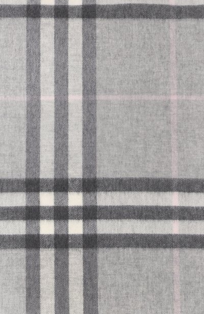 Кашемировый шарф BURBERRY светло-серого цвета по цене 75450 руб., арт. 8112637, фото 5 Кашемировый шарф BURBERRY, арт. 8112637, фото 5