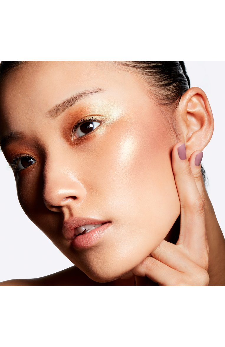 Компактная пудра extra dimension skinfinish, glow with it (9g) MAC  цвета, арт. MLGK-06 | Фото 5 (Региональные ограничения белый список (Axapta Mercury): Не проставлено; Финишное покрытие: Сияющий; Нос: Не проставлено)