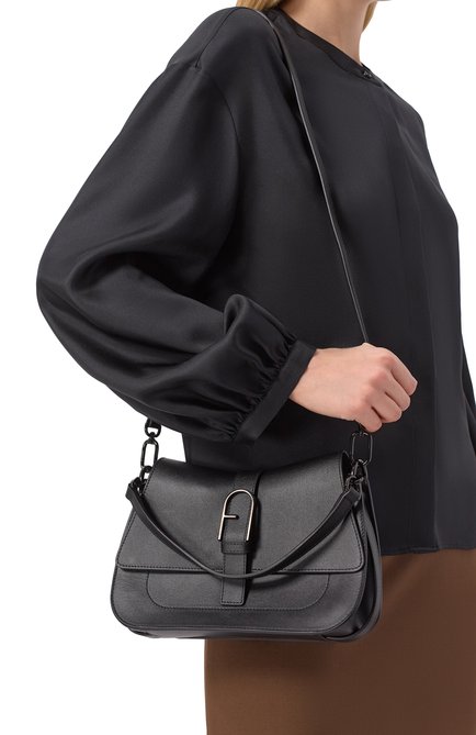 Женская сумка furla flow medium FURLA черного цвета, арт. WB00996/BX2045 | Фото 2 (Материал: Натуральная кожа; Размер: medium; Материал сплава: Проставлено; Ремень/цепочка: На ремешке; Драгоценные камни: Проставлено)