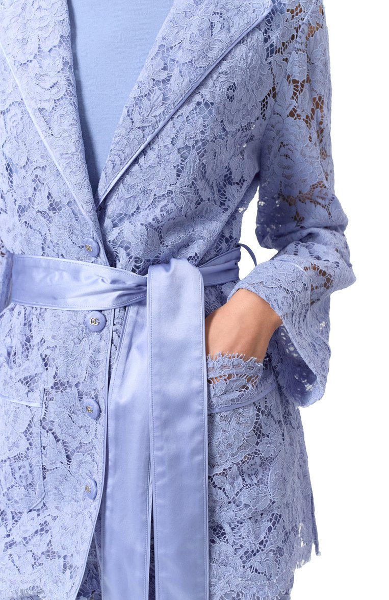 Женский жакет DOLCE & GABBANA голубого цвета, арт. F5R56T/HLM7L | Фото 5 (Материал сплава: Проставлено; Материал внешний: Вискоза, Хлопок; Женское Кросс-КТ: Блуза-одежда; Длина (для топов): Удлиненные; Рукава: Длинные; Принт: Без принта; Драгоценные камни: Проставлено; Стили: Романтичный; Кросс-КТ: костюм)