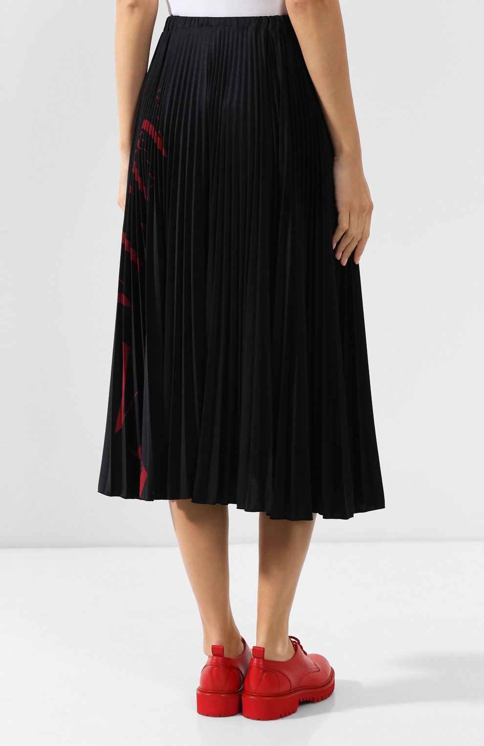 Плиссированная юбка VALENTINO черного цвета по цене 133500 руб., арт. SB3MD00U4T1, фото 4 Плиссированная юбка VALENTINO, арт. SB3MD00U4T1, фото 4