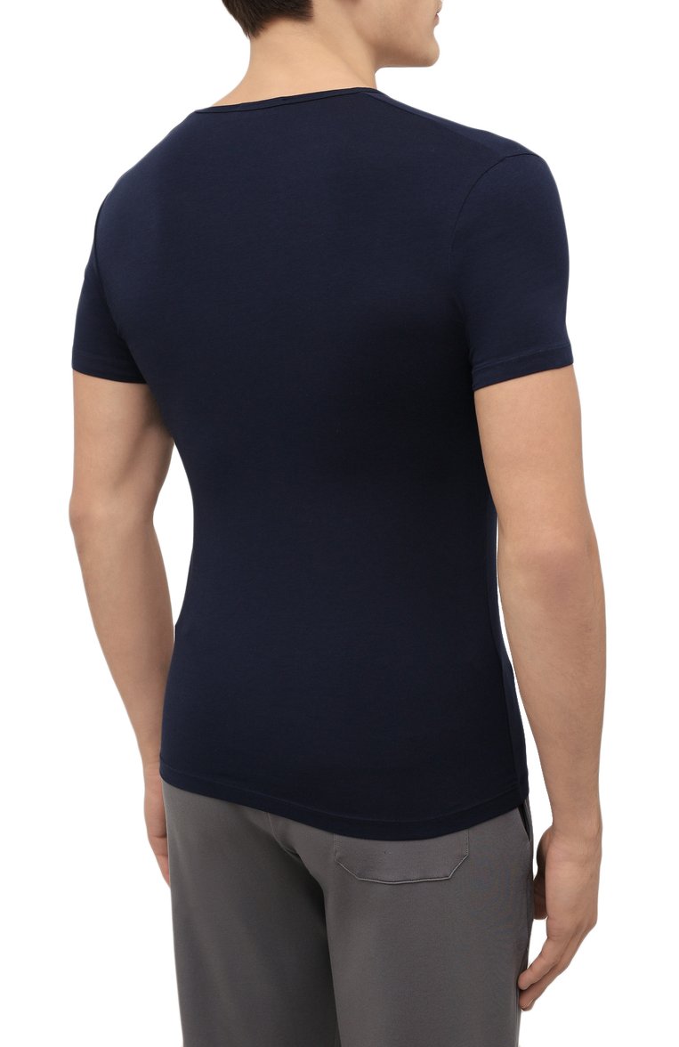 Мужская хлопковая футболка ZEGNA синего цвета, арт. N2M800010 | Фото 4 (Статус проверки: Проверено, Проверена категория; Длина (для топов): Стандартные; Рукава: Короткие; Материал внешний: Хлопок; Принт: Без принта; Стили: Кэжуэл; Мужское Кросс-КТ: Футболка-одежда; Кросс-КТ: Джерси; Автоматизация состава: Проставлено; Автоматизация Diginetica: Проверено; Автоматизация ТО: Проставлено; Детали: Декор)
