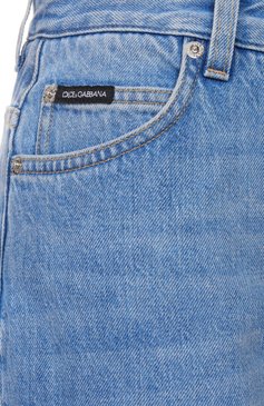 Женские джинсы DOLCE & GABBANA голубого цвета, арт. FTCGND/G8NA3 | Фото 6 (Длина (брюки, джинсы): Удлиненные; Материал внешний: Хлопок, Деним; Силуэт Ж (брюки и джинсы): Прямые; Детали: Делаве; Кросс-КТ: Деним; Стили: Кэжуэл; Размерность: Идёт в размер; Автоматизация состава: Проставлено; Автоматизация ТО: Проставлено)
