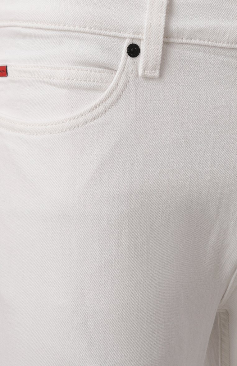 Мужские джинсы slim fit HUGO белого цвета, арт. 50530605 | Фото 6 (Длина (брюки, джинсы): Стандартные; Материал внешний: Хлопок, Деним; Кросс-КТ: Деним; Силуэт М (брюки): Прямые; Стили: Кэжуэл, Повседневный; Детали: Однотонный; Автоматизация состава: Проставлено; Автоматизация ТО: Проставлено)