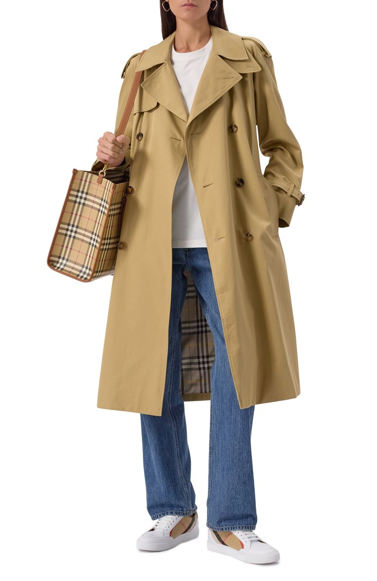 Женский хлопковый тренч BURBERRY бежевого цвета, арт. 8104711 | Фото 2 (Материал подклада: Хлопок; Рукава: Длинные; Материал внешний: Хлопок; Длина (верхняя одежда): Длинные; Стили: Классический; Кросс-КТ: Куртка)