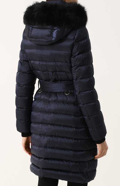 Удлиненный стеганый пуховик с меховой отделкой капюшона и поясом BURBERRY, арт. 4061055, фото 4