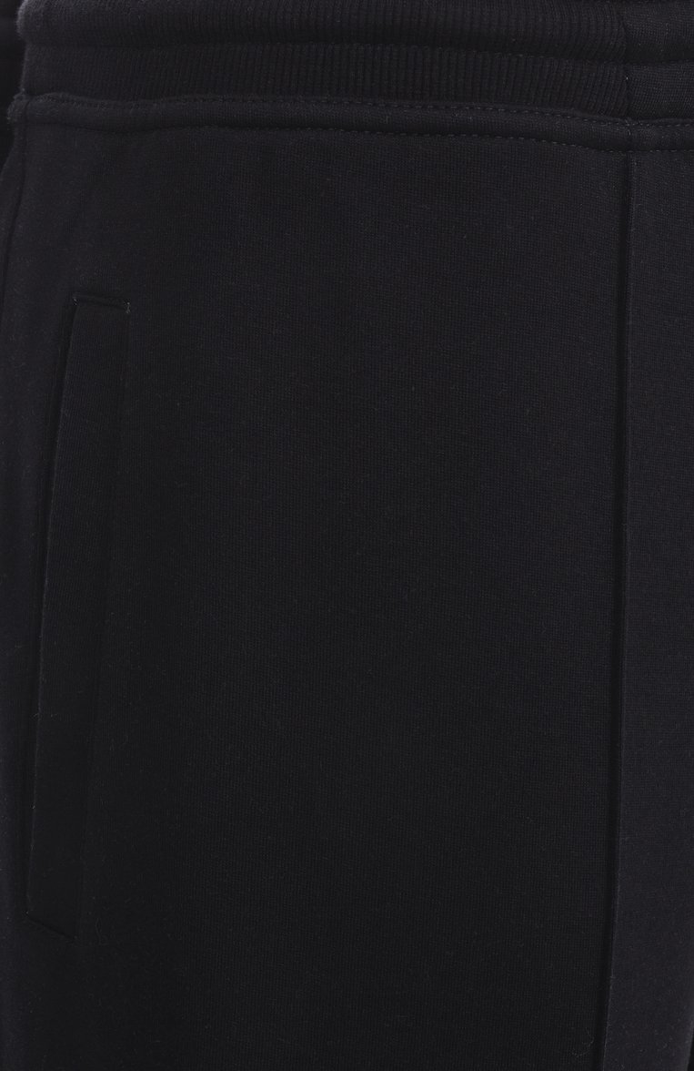 Мужские брюки из хлопка и кашемира BRUNELLO CUCINELLI черного цвета, арт. MM8313212G | Фото 6 (Длина (брюки, джинсы): Стандартные; Материал внешний: Хлопок; Случай: Повседневный; Стили: Спорт-шик; Автоматизация состава: Проставлено; Автоматизация ТО: Проставлено; Размерность: Идёт в размер)