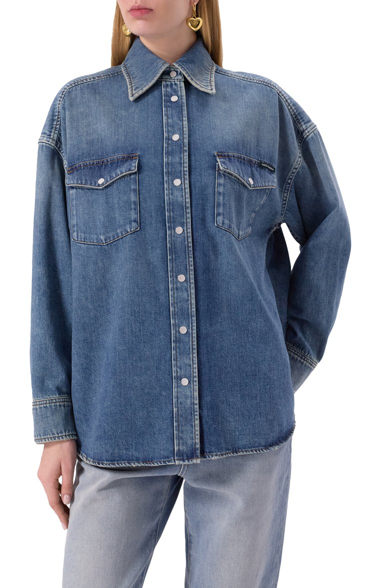 Женская джинсовая рубашка DOLCE & GABBANA синего цвета, арт. F5T15D/G8MM1 | Фото 3 (Материал сплава: Проставлено; Драгоценные камни: Проставлено; Рукава: Длинные; Длина (для топов): Удлиненные; Кросс-КТ: Деним; Стили: Кэжуэл; Женское Кросс-КТ: Рубашка-одежда; Принт: Без принта; Материал внешний: Деним, Хлопок)
