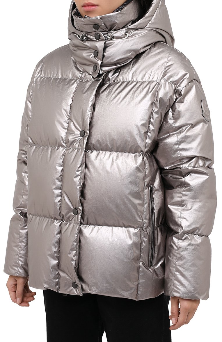 Женский пуховик MONCLER серебряного цвета, арт. F2-093-1A51N-00-V0124 | Фото 3 (Рукава: Длинные; Материал утеплителя: Пух и перо; Длина (верхняя одежда): Короткие; Материал подклада: Синтетический материал; Материал внешний: Хлопок; Женское Кросс-КТ: Пуховик-куртка; Стили: Спорт-шик; Кросс-КТ: Пуховик; Драгоценные камни: Проставлено; Материал сплава: Проставлено)