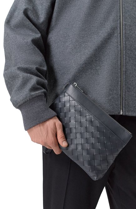Мужская борсетка intrecciato prism BOTTEGA VENETA темно-серого цвета, арт. 795712 V2HL1 | Фото 2 (Материал сплава: Проставлено; Материал: Натуральная кожа; Драгоценные камни: Проставлено; Размер: small)