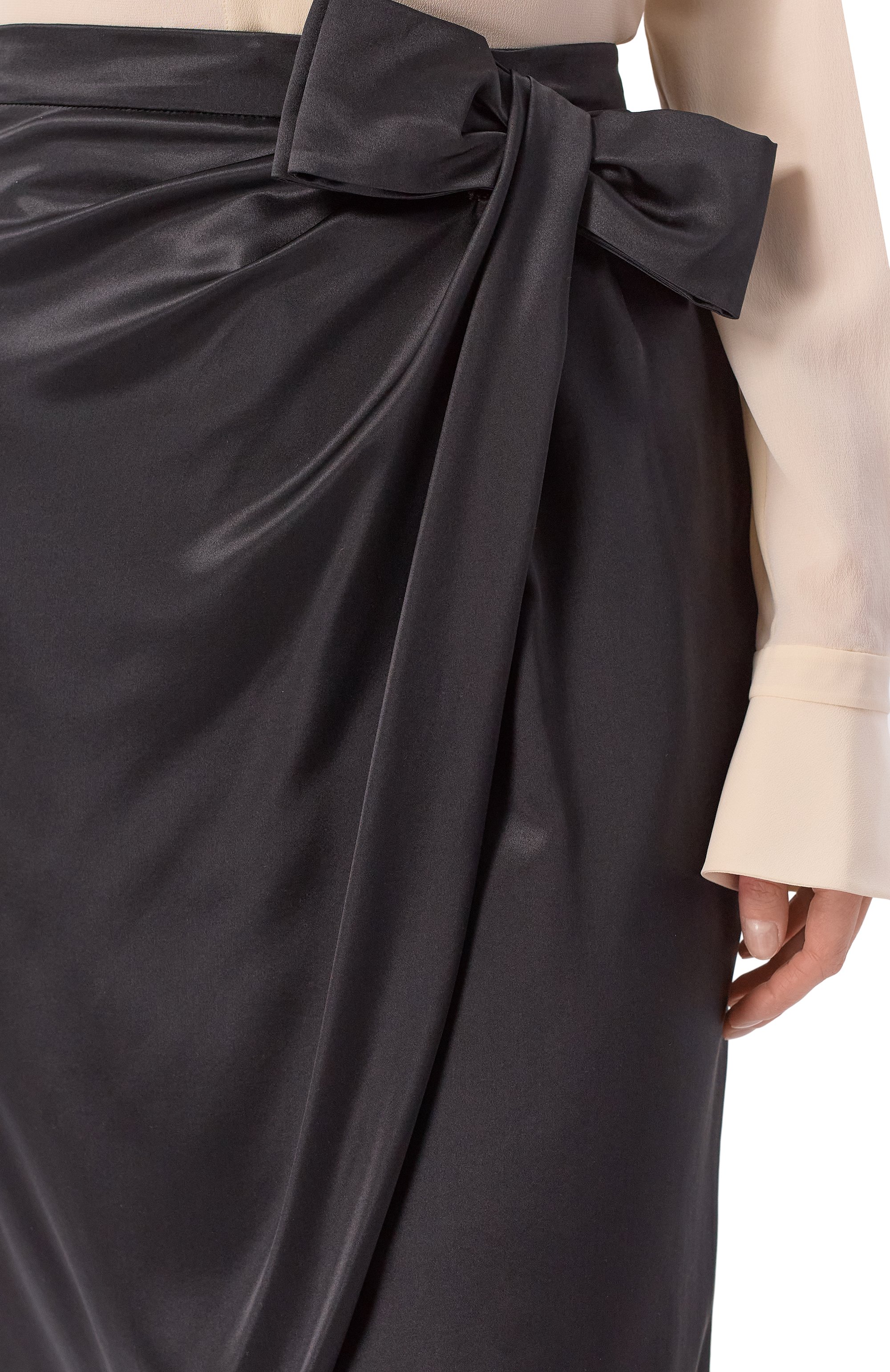 Атласная юбка VALENTINO черного цвета по цене 357000 руб., арт. 8B3RAEF0/8M6, фото 5 Атласная юбка VALENTINO, арт. 8B3RAEF0/8M6, фото 5