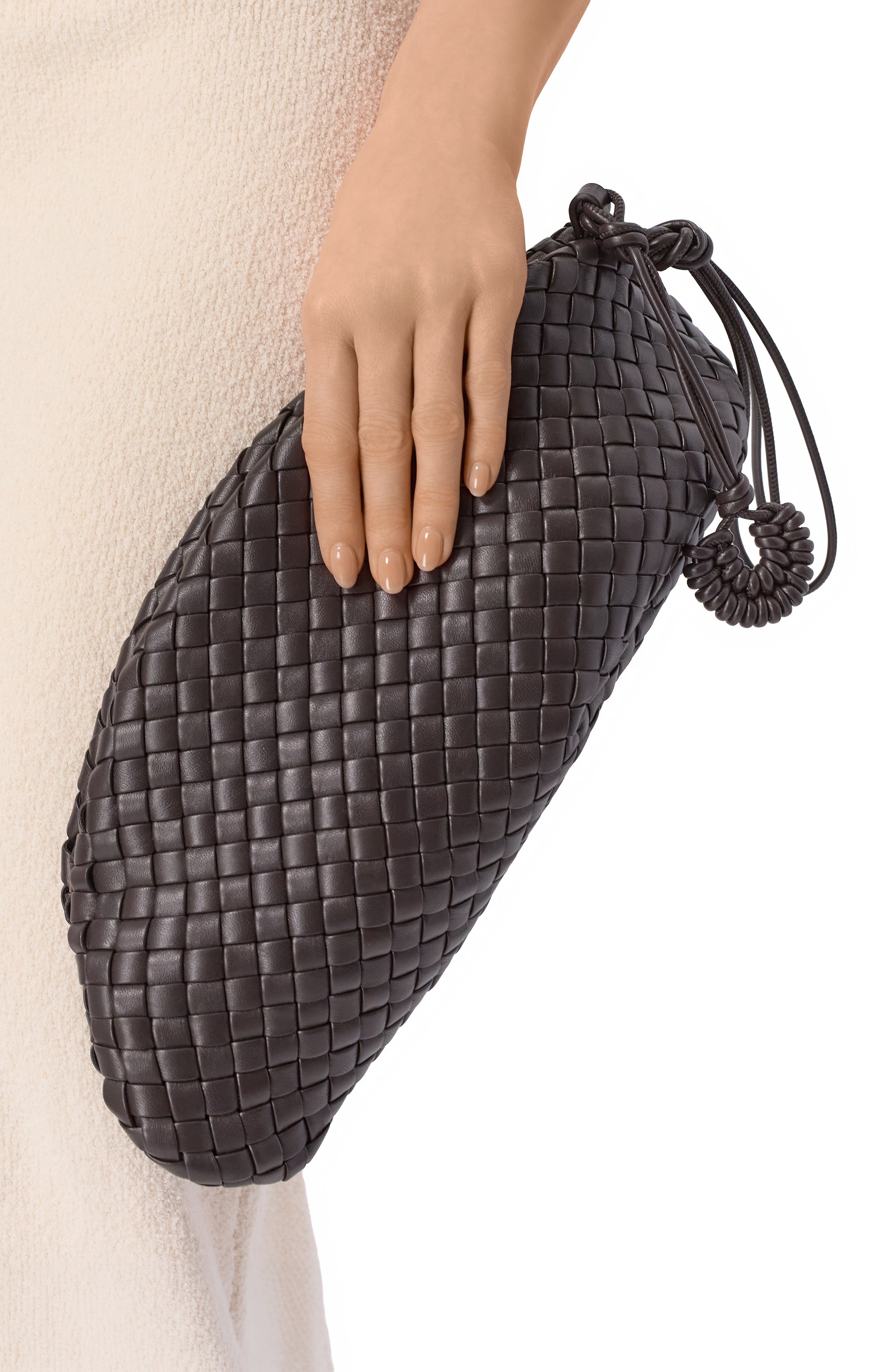 Клатч onda small BOTTEGA VENETA темно-коричневого цвета по цене 538000 руб., арт. 867352/V01D1, фото 2 Клатч onda small BOTTEGA VENETA, арт. 867352/V01D1, фото 2
