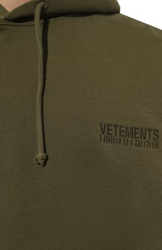 Мужской хлопковое худи VETEMENTS хаки цвета, арт. UE64HD300Z | Фото 5 (Рукава: Длинные; Принт: Без принта; Длина (для топов): Удлиненные; Мужское Кросс-КТ: Худи-одежда; Материал сплава: Проставлено; Стили: Милитари; Материал внешний: Хлопок; Драгоценные камни: Проставлено)