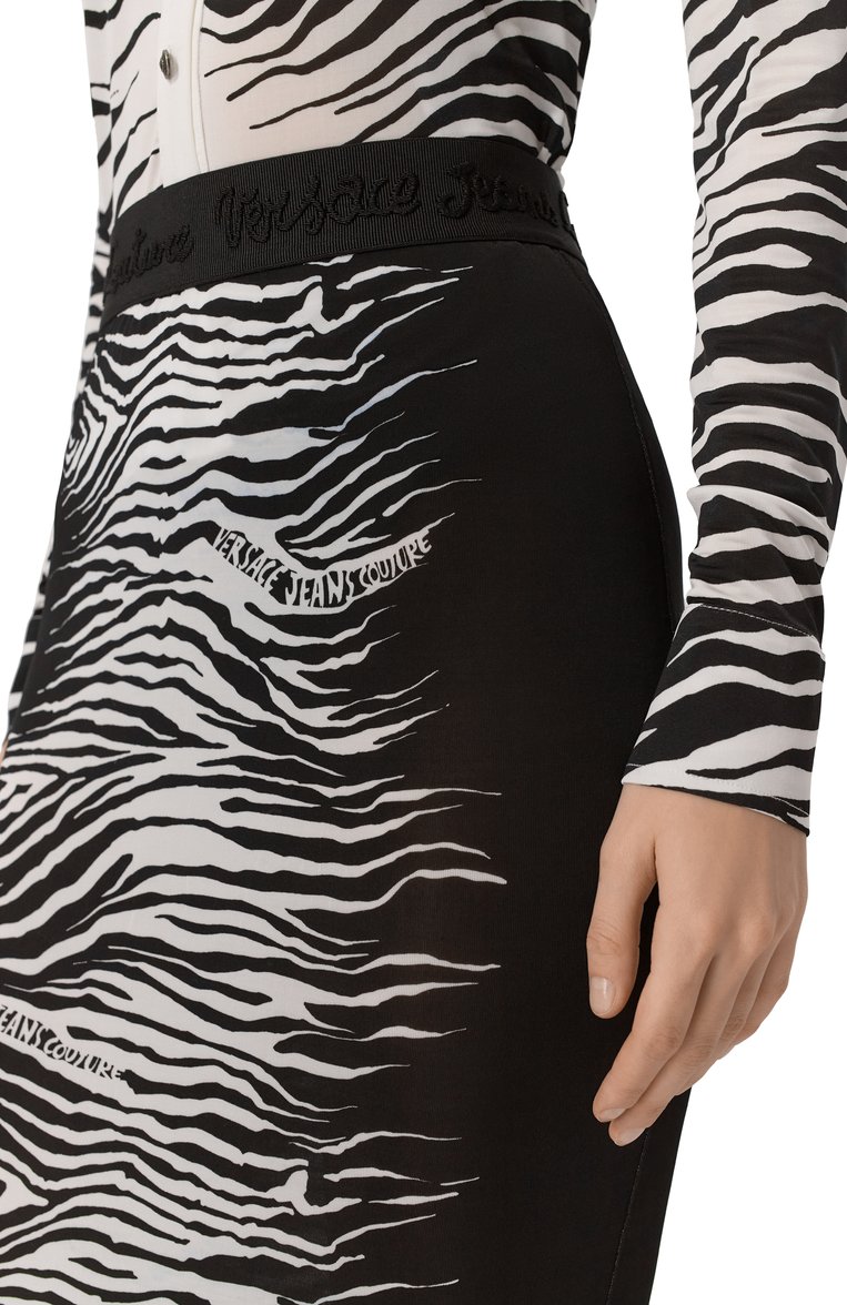 Женская юбка из вискозы VERSACE JEANS COUTURE черно-белого цвета, арт. 78HAE8P6/JS474 | Фото 5 (Материал внешний: Вискоза; Длина Ж (юбки, платья, шорты): Миди; Кросс-КТ: Трикотаж, костюм; Стили: Гламурный; Автоматизация состава: Проставлено; Автоматизация ТО: Проставлено)