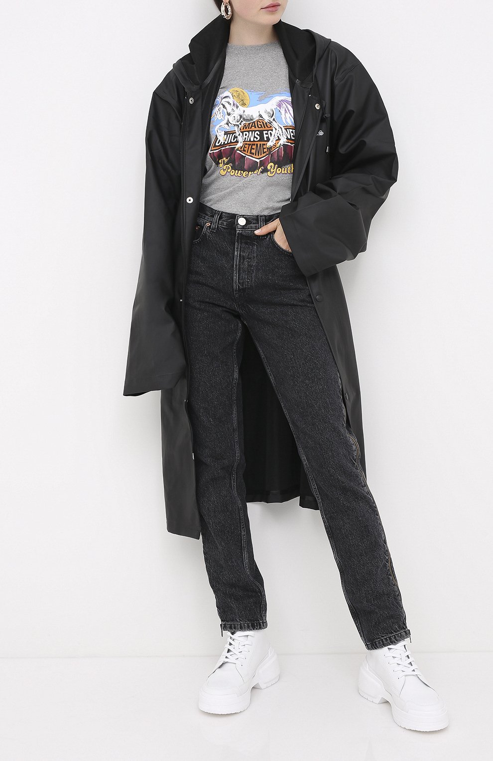 Плащ VETEMENTS черного цвета по цене 89950 руб., арт. UAH21JA025 1300/W, фото 2 Плащ VETEMENTS, арт. UAH21JA025 1300/W, фото 2
