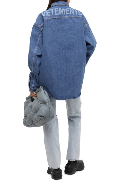 Джинсовая рубашка VETEMENTS синего цвета по цене 145500 руб., арт. UAH21SH043 2801/W, фото 2 Джинсовая рубашка VETEMENTS, арт. UAH21SH043 2801/W, фото 2