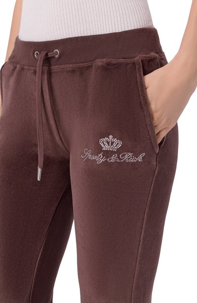 Хлопковые брюки SPORTY AND RICH коричневого цвета по цене 36450 руб., арт. PA067716689BR03/JUICY SCRIPT VEL0UR SWEATPANT, фото 5 Хлопковые брюки SPORTY AND RICH, арт. PA067716689BR03/JUICY SCRIPT VEL0UR SWEATPANT, фото 5