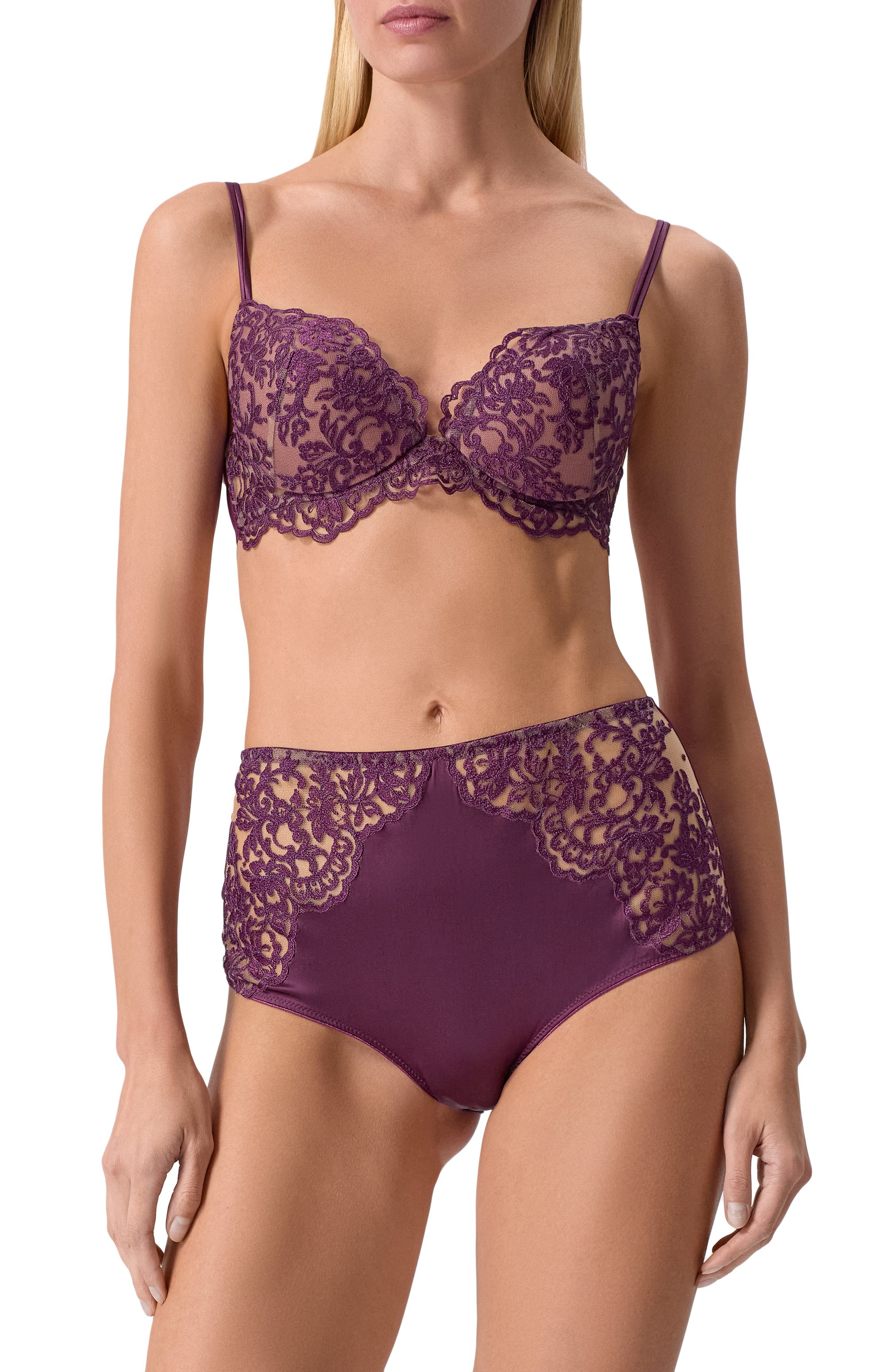 Трусы-хипстеры с завышенной талией I.D. SARRIERI фиолетового цвета по цене 30750 руб., арт. J53452, фото 2 Трусы-хипстеры с завышенной талией I.D. SARRIERI, арт. J53452, фото 2