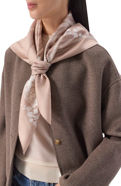 Шелковый платок COCCINELLE бежевого цвета по цене 16275 руб., арт. E7 UYH 38 01 01, фото 2 Шелковый платок COCCINELLE, арт. E7 UYH 38 01 01, фото 2