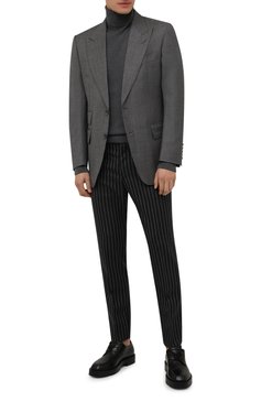 Мужской шерстяной пиджак TOM FORD светло-серого цвета, арт. 238R10/21AL43_1 | Фото 2 (Материал внешний: Шерсть; Длина (для топов): Стандартные; Рукава: Длинные; Материал подклада: Шелк, Купро; 1-2-бортные: Однобортные; Пиджаки М: Приталенный; Случай: Вечерний; Стили: Классический; Материал сплава: Проставлено; Драгоценные камни: Проставлено)