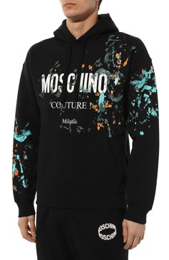 Мужской хлопковое худи MOSCHINO черного цвета, арт. A1717/2028 | Фото 3 (Рукава: Длинные; Длина (для топов): Стандартные; Принт: С принтом; Мужское Кросс-КТ: Худи-одежда; Материал сплава: Проставлено; Материал внешний: Хлопок; Драгоценные камни: Проставлено; Стили: Кэжуэл)