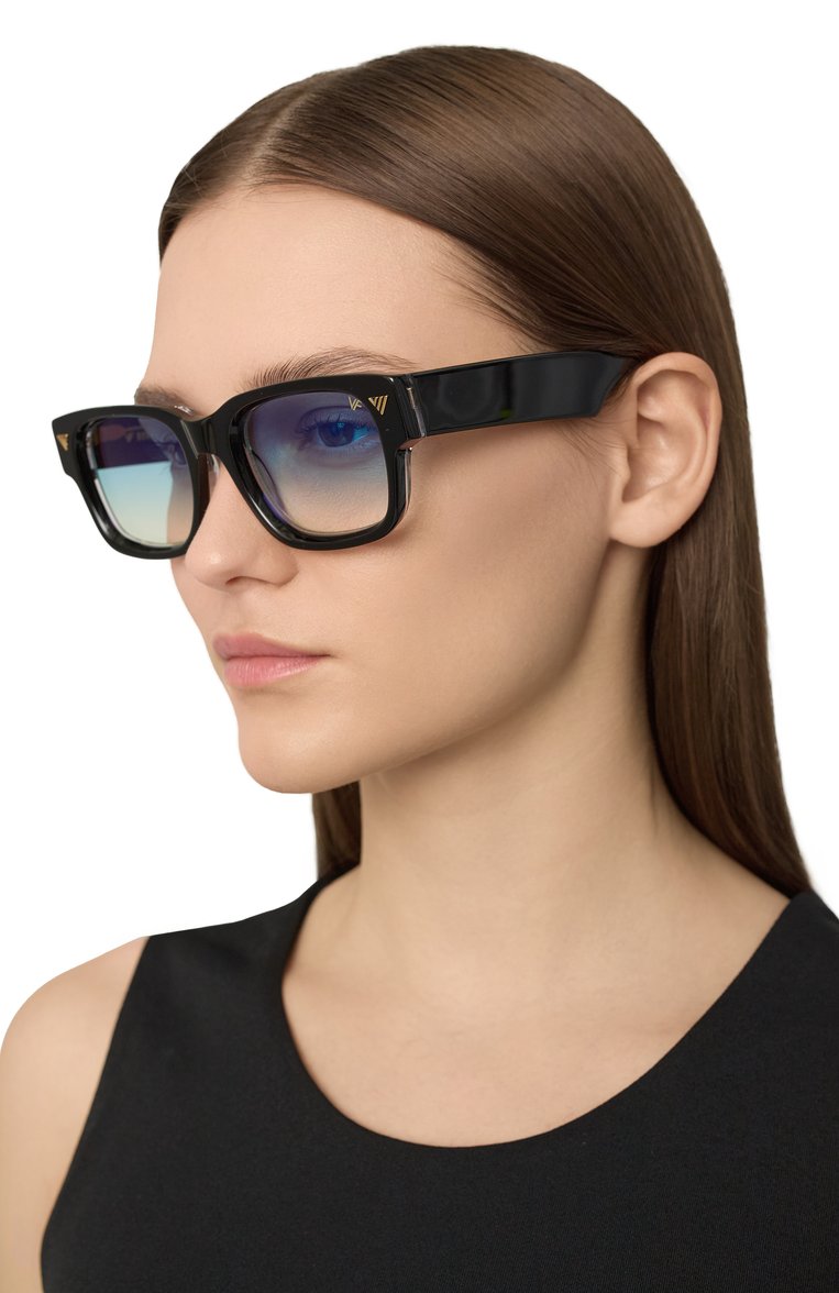 Женские солнцезащитные очки VINTAGE FRAMES голубого цвета, арт. B0WIE BLACK AND CLEAR/BLUE | Фото 3 (Региональные ограничения белый список (Axapta Mercury): Не проставлено; Нос: Не проставлено; Материал: Пластик; Тип очков: С/з; Кросс-КТ: С/з-унисекс; Очки форма: Квадратные; Оптика Гендер: оптика-унисекс)