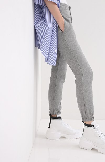 Хлопковые джоггеры VETEMENTS серого цвета по цене 57550 руб., арт. WAH21TR645 1601/GREY, фото 3 Хлопковые джоггеры VETEMENTS, арт. WAH21TR645 1601/GREY, фото 3