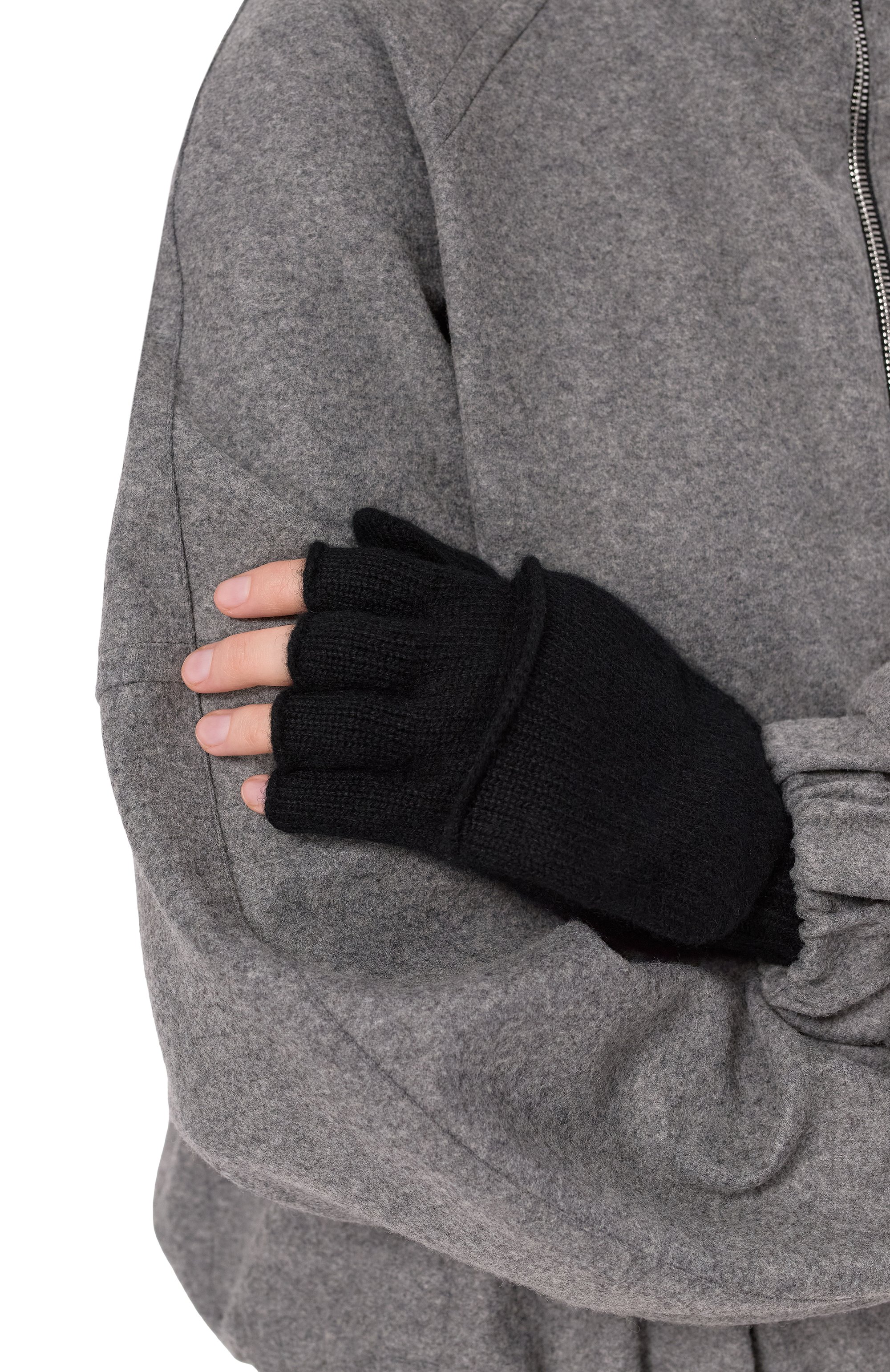 Кашемировые варежки-митенки TEGIN черного цвета по цене 15800 руб., арт. 1928-9907, фото 2 Кашемировые варежки-митенки TEGIN, арт. 1928-9907, фото 2