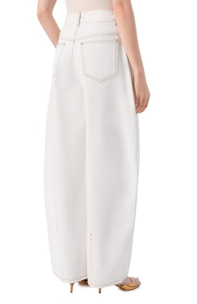 Джинсы JACQUEMUS молочного цвета по цене 69950 руб., арт. 25HPAW00609/AD00040, фото 4 Джинсы JACQUEMUS, арт. 25HPAW00609/AD00040, фото 4