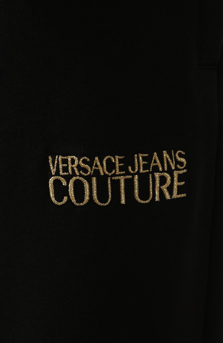 Женские хлопковые джоггеры VERSACE JEANS COUTURE черного цвета, арт. A1HUA120-UDP310 8C/36604 | Фото 5 (Материал внешний: Хлопок; Статус проверки: Проверена категория; Женское Кросс-КТ: Джоггеры - брюки, Брюки-одежда; Длина (брюки, джинсы): Стандартные; Силуэт Ж (брюки и джинсы): Джоггеры; Драгоценные камни: Проставлено; Материал сплава: Проставлено)