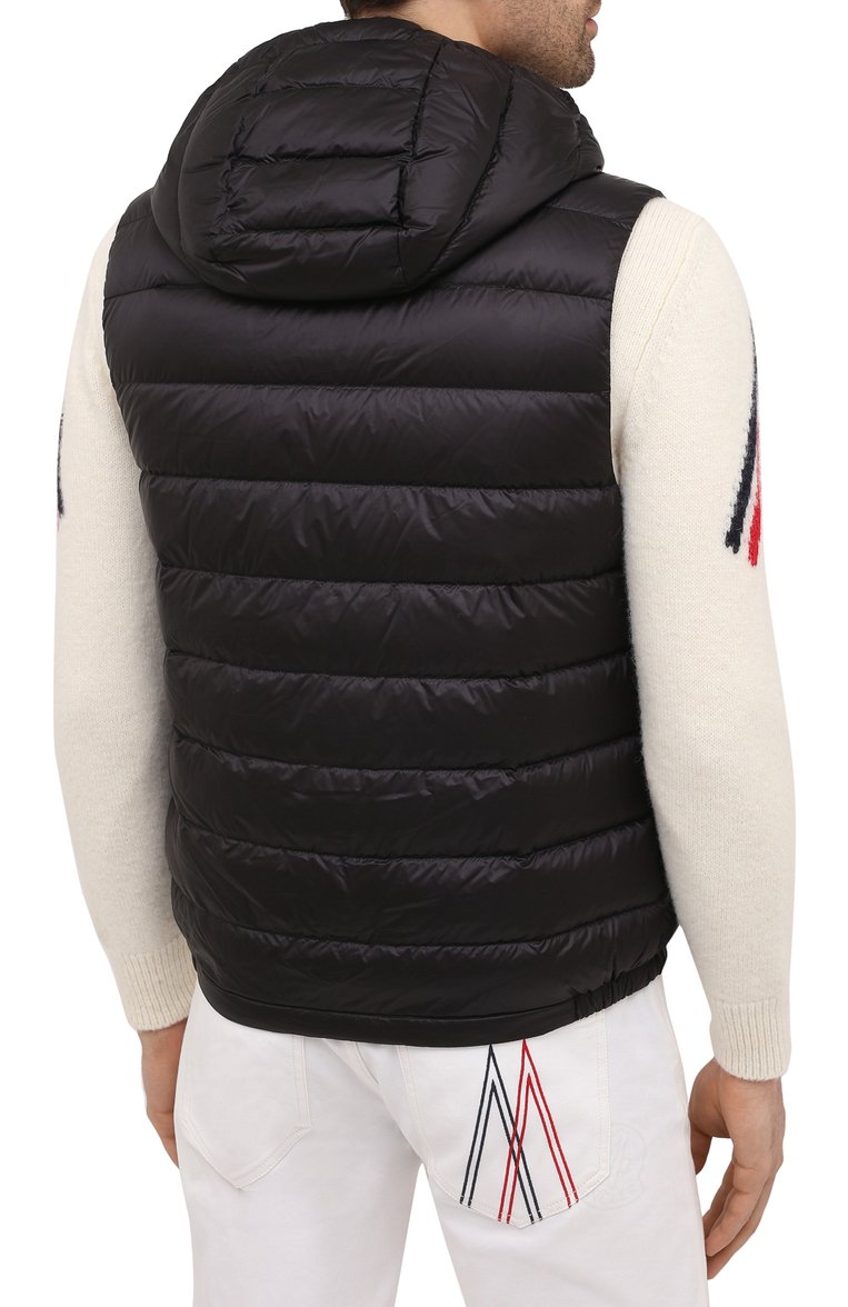 Мужской пуховый жилет MONCLER черного цвета, арт. G1-091-1A114-00-C0453 | Фото 4 (Длина (верхняя одежда): Короткие; Материал подклада: Синтетический материал; Материал внешний: Синтетический материал; Кросс-КТ: Куртка, Пуховик; Стили: Спорт-шик; Материал утеплителя: Пух и перо; Материал сплава: Проставлено; Драгоценные камни: Проставлено; Региональные ограничения белый список (Axapta Mercury): Не проставлено; Мужское Кросс-КТ: жилеты-объемные)