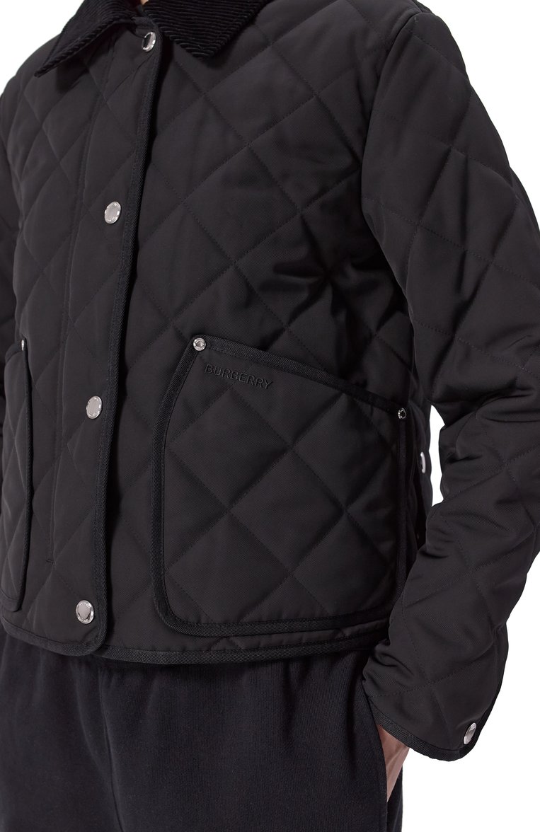 Женская куртка BURBERRY черного цвета, арт. 8096025 | Фото 5 (Длина (верхняя одежда): Короткие; Материал сплава: Проставлено; Драгоценные камни: Проставлено; Рукава: Длинные; Материал подклада: Хлопок; Стили: Кэжуэл; Кросс-КТ: Легкие, Куртка; Материал внешний: Синтетический материал)