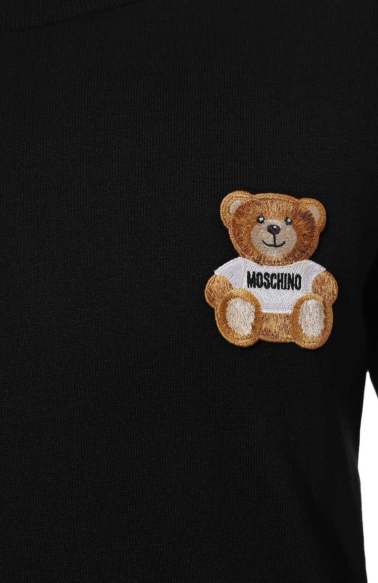 Мужской хлопковый джемпер MOSCHINO черного цвета, арт. V0902/2001 | Фото 5 (Мужское Кросс-КТ: Джемперы; Рукава: Длинные; Принт: Без принта; Длина (для топов): Стандартные; Материал сплава: Проставлено; Материал внешний: Хлопок; Драгоценные камни: Проставлено; Вырез: Круглый; Стили: Кэжуэл)