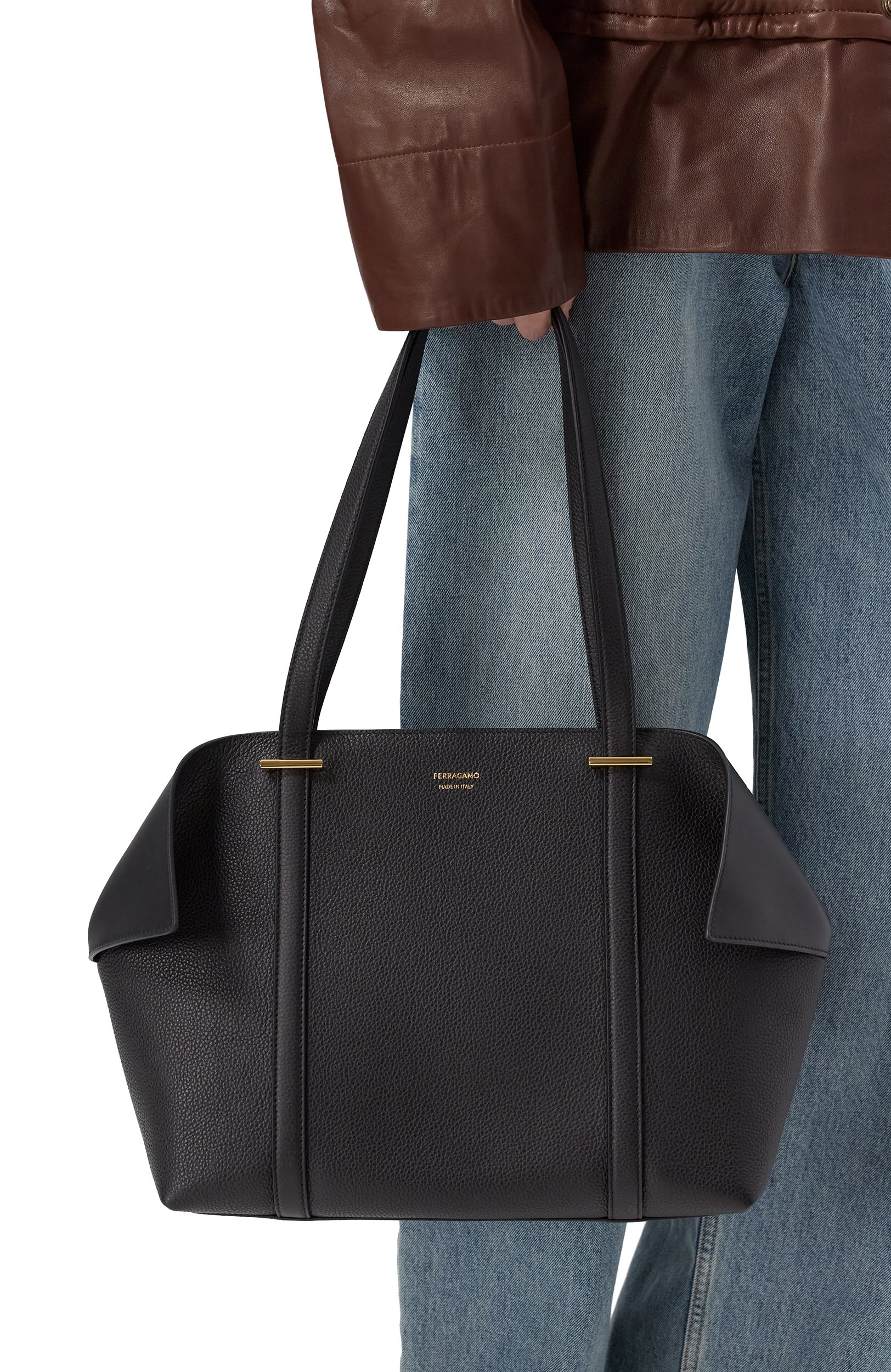 Сумка-тоут folded medium FERRAGAMO черного цвета по цене 190500 руб., арт. 21A580/789576, фото 2 Сумка-тоут folded medium FERRAGAMO, арт. 21A580/789576, фото 2