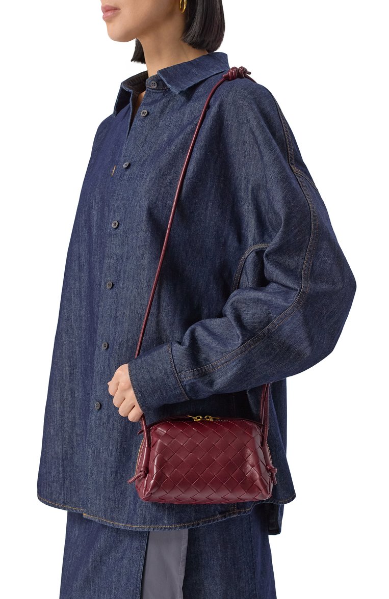 Женская сумка concert pouch BOTTEGA VENETA бордового цвета, арт. 794258/VCPP1 | Фото 2 (Материал: Натуральная кожа; Размер: mini; Ремень/цепочка: На ремешке; Автоматизация состава: Проставлено; Автоматизация ТО: Проставлено)