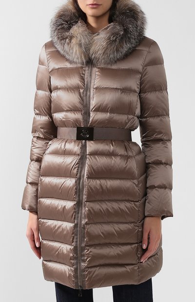 Пуховик с поясом и меховой отделкой капюшона MONCLER бежевого цвета по цене 125500 руб., арт. D2-093-49330-20-57869, фото 3 Пуховик с поясом и меховой отделкой капюшона MONCLER, арт. D2-093-49330-20-57869, фото 3
