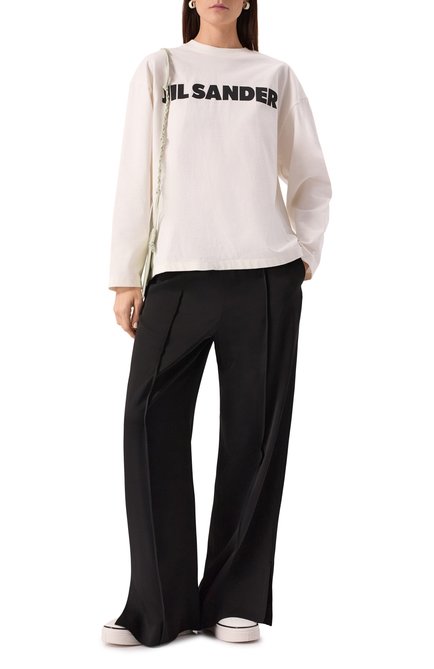 Женская хлопковый лонгслив JIL SANDER молочного цвета, арт. J03GC0136/J45148 | Фото 2 (Материал сплава: Проставлено; Длина (для топов): Стандартные; Драгоценные камни: Проставлено; Рукава: Длинные)
