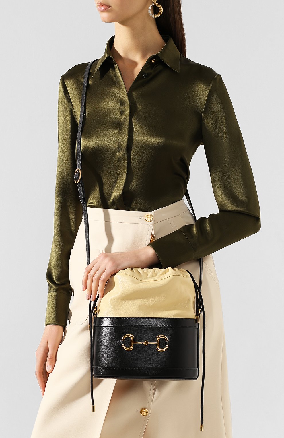 Сумка 1955 horsebit GUCCI черно-белого цвета по цене 243360 руб., арт. 602118/1DBLG, фото 2 Сумка 1955 horsebit GUCCI, арт. 602118/1DBLG, фото 2