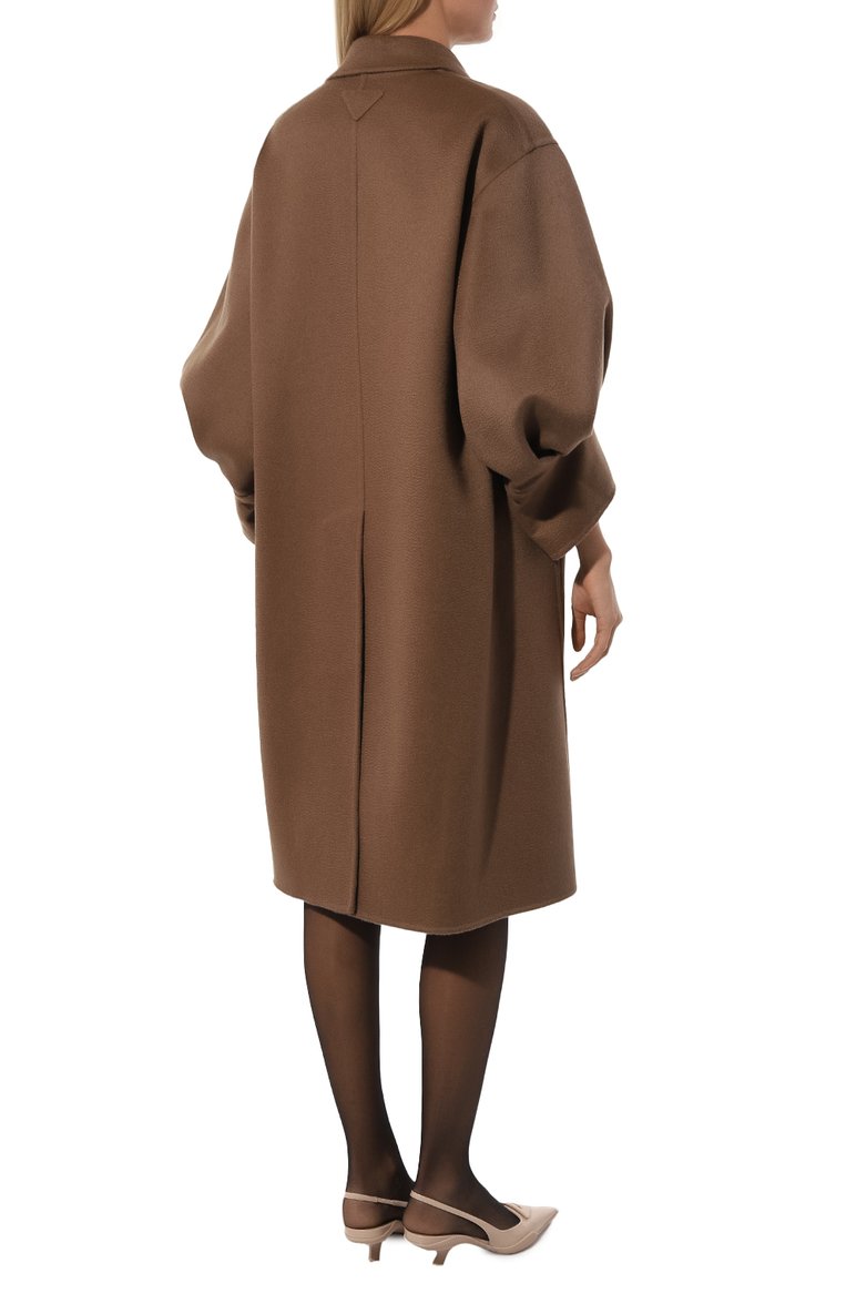 Женское кашемировое пальто PRADA бежевого цвета, арт. P682O-1XON-F0040-212 | Фото 4 (Длина (верхняя одежда): До кол�ена; Материал внешний: Шерсть, Кашемир; Рукава: Длинные; 1-2-бортные: Однобортные; Стили: Кэжуэл)
