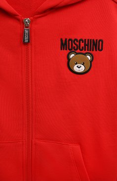 Детского комплект из толстовки и брюк MOSCHINO красного цвета, арт. HUK03F/LCA15/10A-14A | Фото 6 (Рукава: Длинные; Материал сплава: Проставлено; Материал внешний: Хлопок; Драгоценные камни: Проставлено; Мальчики Кросс-КТ: Костюмы-спорт)