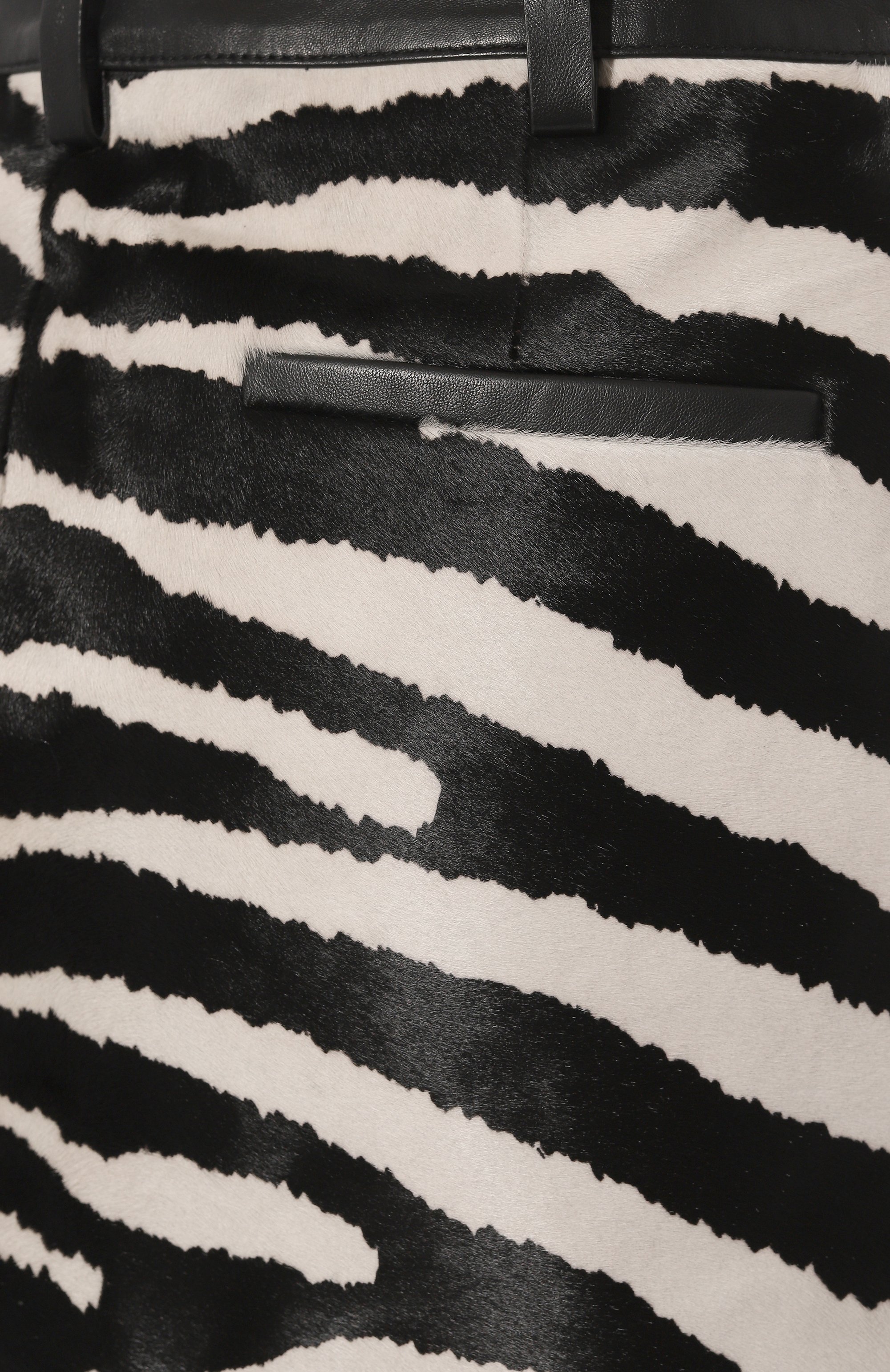 Кожаная юбка JACQUEMUS черно-белого цвета по цене 243000 руб., арт. 24H/243SK072-1590, фото 5 Кожаная юбка JACQUEMUS, арт. 24H/243SK072-1590, фото 5