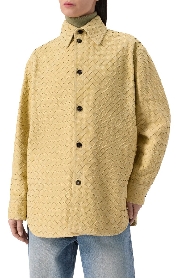 Женская замшевая рубашка BOTTEGA VENETA бежевого цвета, арт. 813044/V4HG0 | Фото 3 (Материал внешний: Натуральная кожа, Замша; Длина (для топов): Удлиненные; Рукава: Длинные; Стили: Кэжуэл; Принт: Без принта; Женское Кросс-КТ: Рубашка-одежда; Автоматизация ТО: Проставлено; Автоматизация состава: Проставлено)