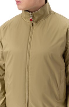 Мужской двусторонний бомбер KITON хаки цвета, арт. UW2061V0830F07 | Фото 5 (�Рукава: Длинные; Длина (верхняя одежда): Короткие; Материал подклада: Вискоза; Принт: Без принта; Кросс-КТ: бомбер, Легкие; Стили: Милитари, Кэжуэл; Материал внешний: Синтетический материал; Автоматизация состава: Проставлено; Автоматизация ТО: Проставлено; Детали: Без декора)