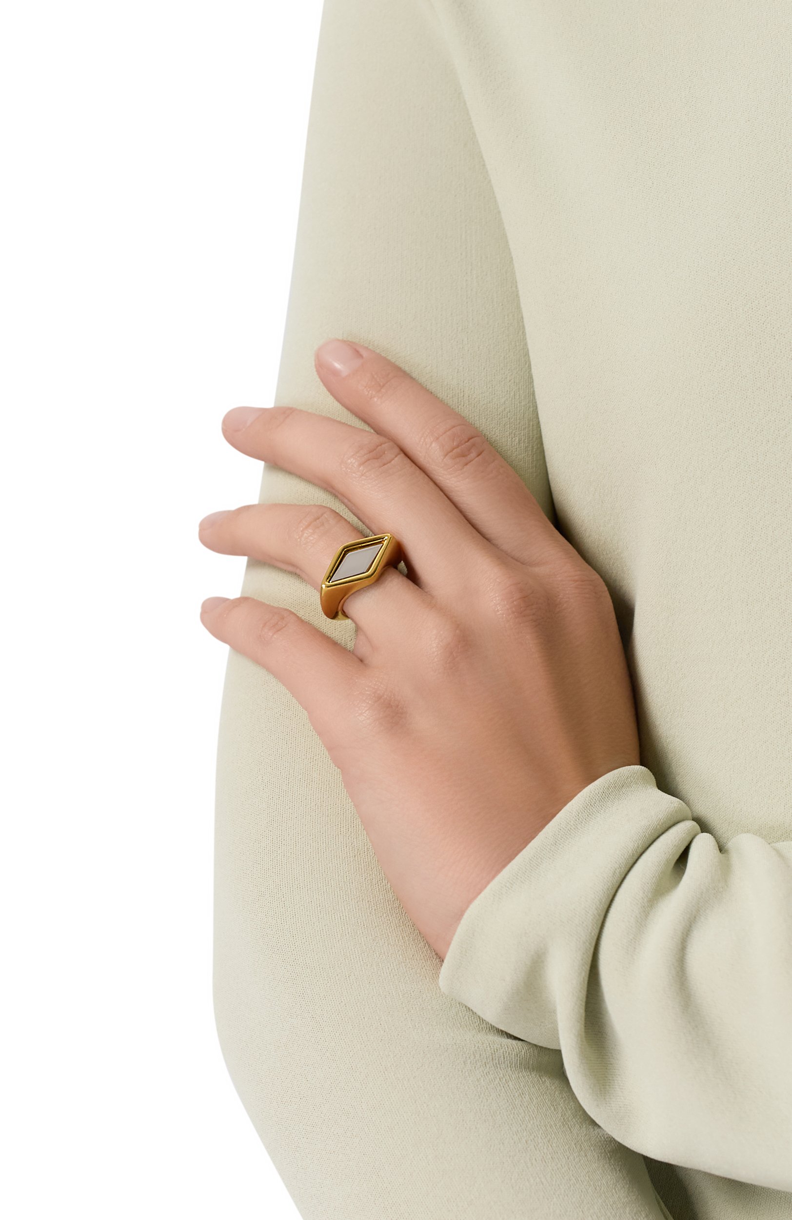 Кольцо JIL SANDER золотого цвета по цене 99500 руб., арт. J12UQ0113/P9362, фото 2 Кольцо JIL SANDER, арт. J12UQ0113/P9362, фото 2